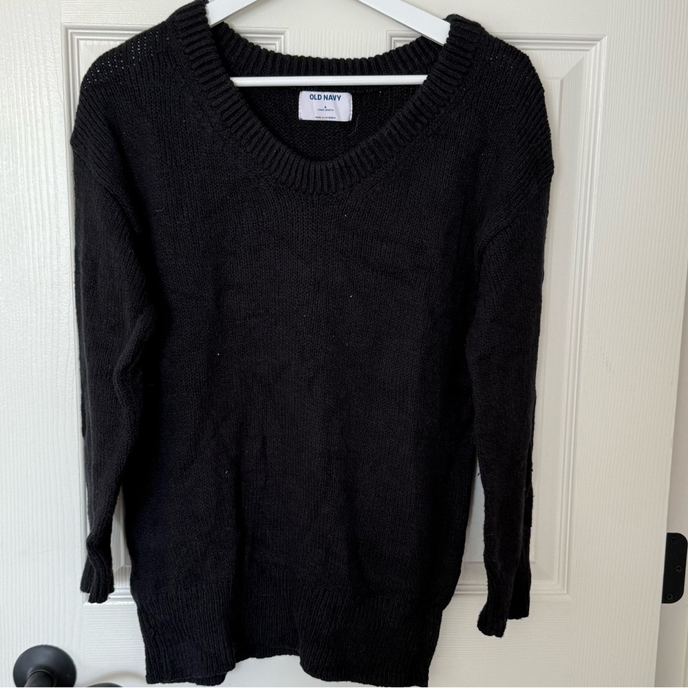 Old Navy Women's V-Neck Sweater in Black